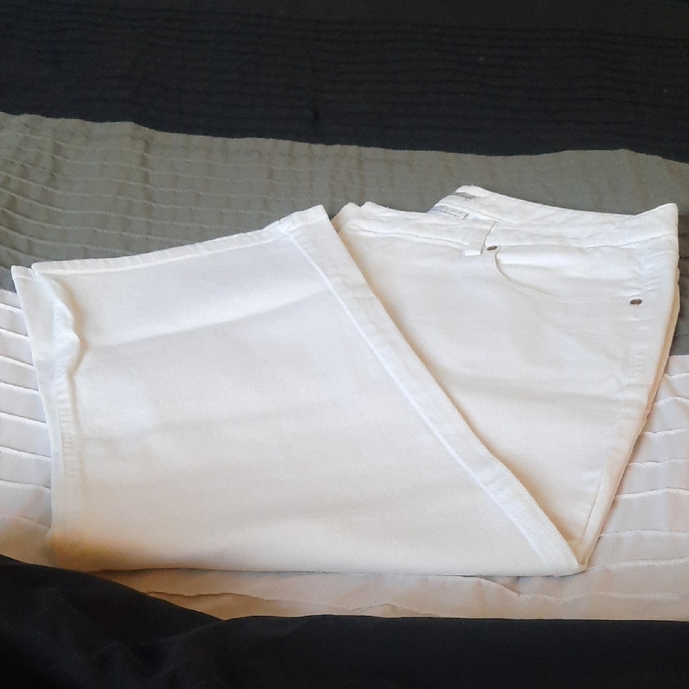 Women's White Capri Pants - Classic Summer Essential